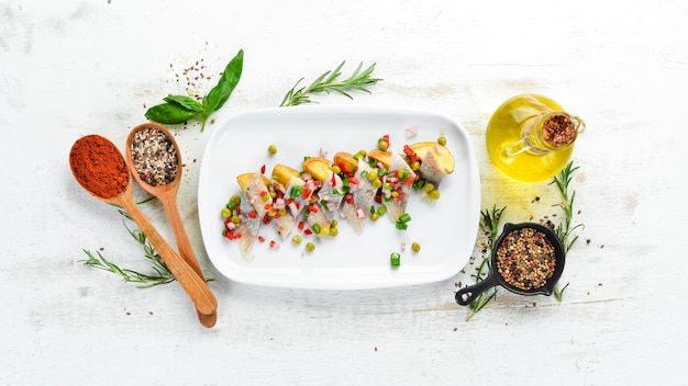 Talerz z kolorowym daniem i ziołami